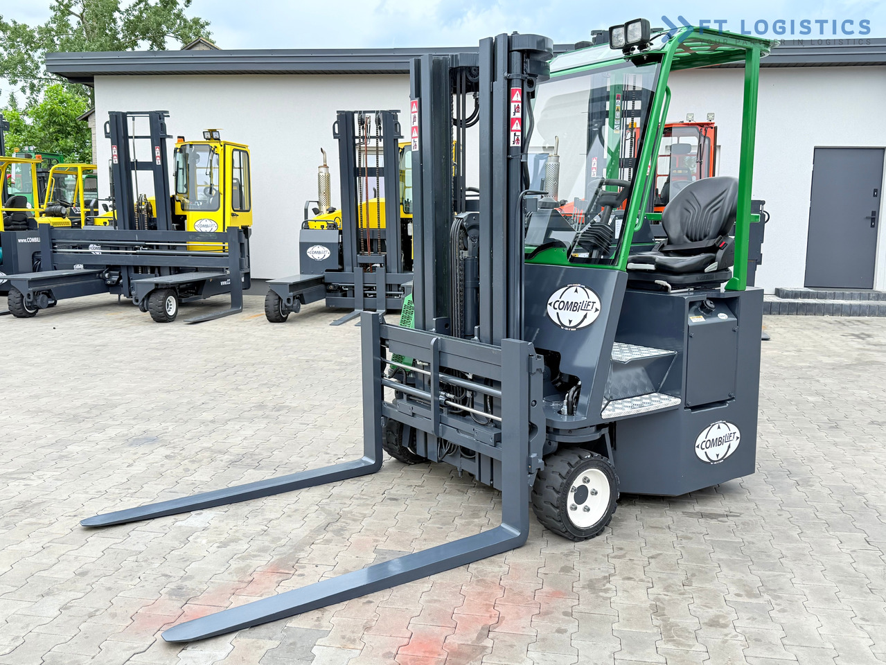 COMBILIFT CB3000 / DIESEL / TRIPLEX 4900MM / FREE LIFT / SIDESHIFT / FORK POSITIONER / 1500MM FORKS / LIKE NEW - 4-way reach truck: picture 1 COMBILIFT CB3000 / DIESEL / TRIPLEX 4900MM / FREE LIFT / SIDESHIFT / FORK POSITIONER / 1500MM FORKS / LIKE NEW - 4-way reach truck: picture 1