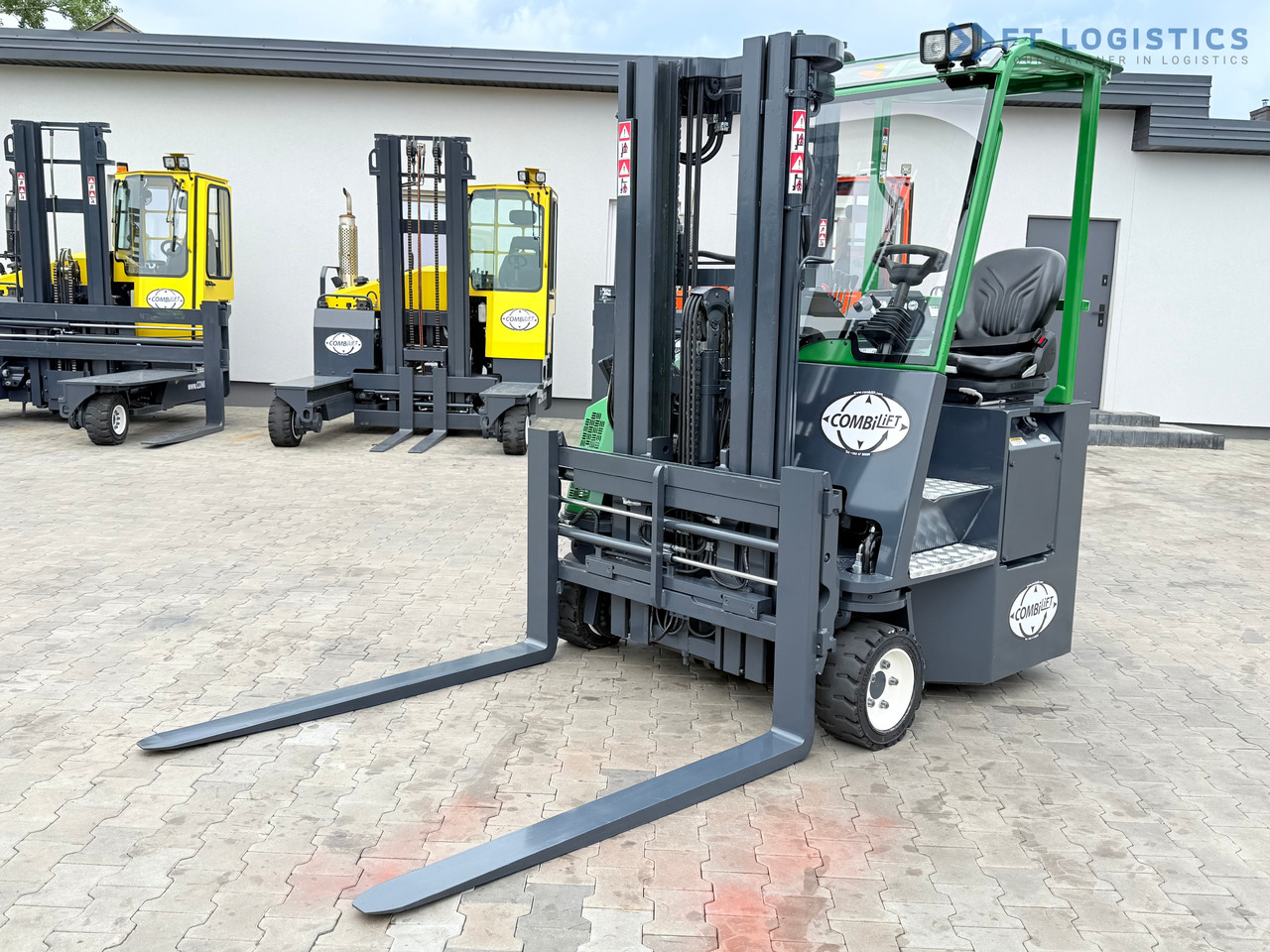 COMBILIFT CB3000 / DIESEL / TRIPLEX 4900MM / FREE LIFT / SIDESHIFT / FORK POSITIONER / 1500MM FORKS / LIKE NEW - 4-way reach truck: picture 3 COMBILIFT CB3000 / DIESEL / TRIPLEX 4900MM / FREE LIFT / SIDESHIFT / FORK POSITIONER / 1500MM FORKS / LIKE NEW - 4-way reach truck: picture 3