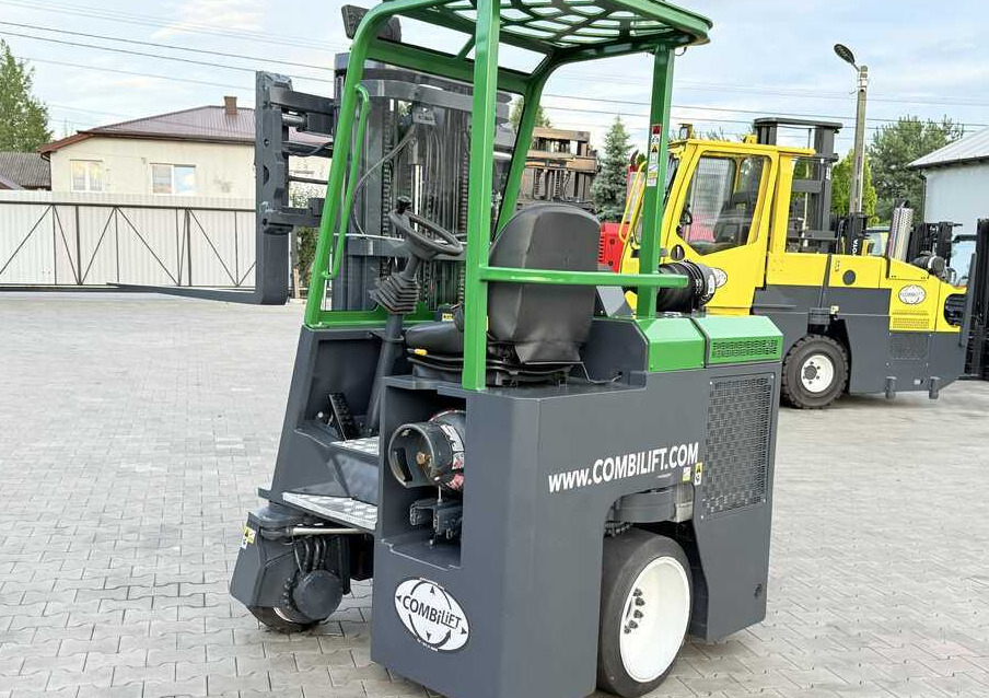 Combilift C2500CB / GAS / TRIPLEX - 4900MM / FREE-LIFT / POSITIONER / SIDE SHIFT / LIKE NEW - 4-way reach truck: picture 5 Combilift C2500CB / GAS / TRIPLEX - 4900MM / FREE-LIFT / POSITIONER / SIDE SHIFT / LIKE NEW - 4-way reach truck: picture 5