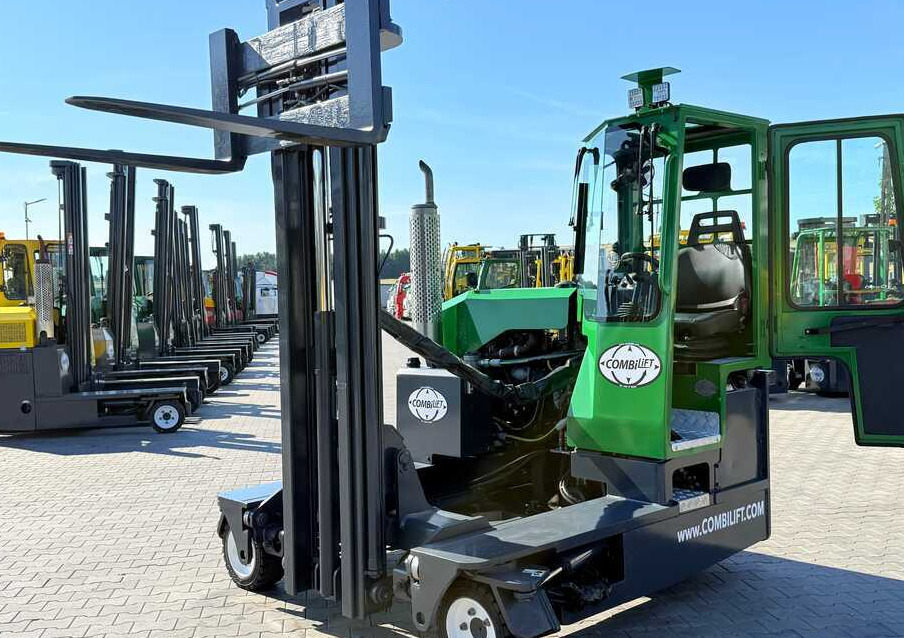 Combilift C3000 / DIESEL / DUPLEX - 4100MM / FREE-LIFT / CABIN / LIKE-NEW - 4-way reach truck: picture 1 Combilift C3000 / DIESEL / DUPLEX - 4100MM / FREE-LIFT / CABIN / LIKE-NEW - 4-way reach truck: picture 1