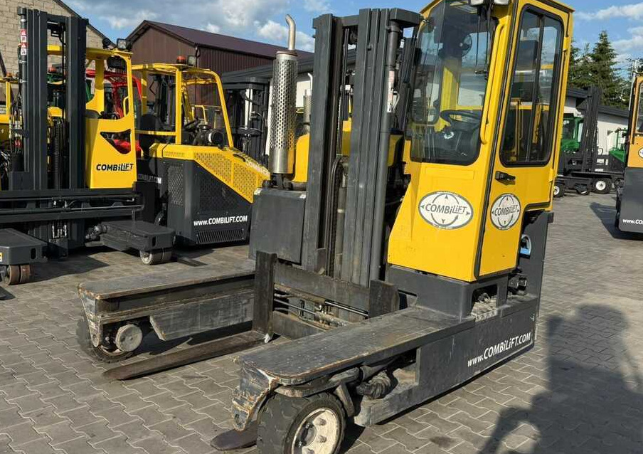 Combilift C3000 / ONLY 1510 HOURS / GAS / TRIPLEX 4900 / LIKE NEW - 4-way reach truck: picture 1 Combilift C3000 / ONLY 1510 HOURS / GAS / TRIPLEX 4900 / LIKE NEW - 4-way reach truck: picture 1