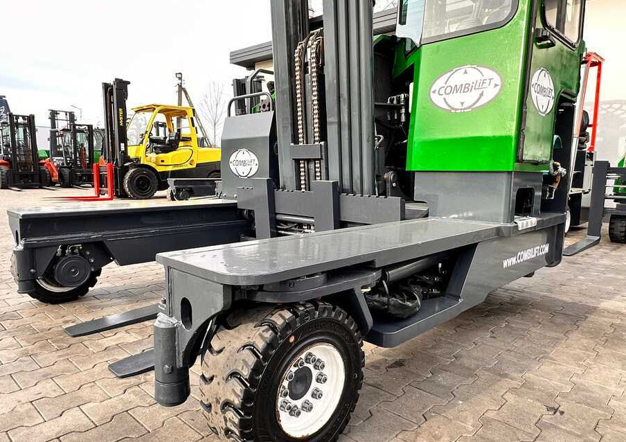 Combilift C4500 / LPG / UDT / TRIPLEX / 5500MM / FREE LIFT / FORK POSITIONER / LIKE NEW - 4-way reach truck: picture 4 Combilift C4500 / LPG / UDT / TRIPLEX / 5500MM / FREE LIFT / FORK POSITIONER / LIKE NEW - 4-way reach truck: picture 4