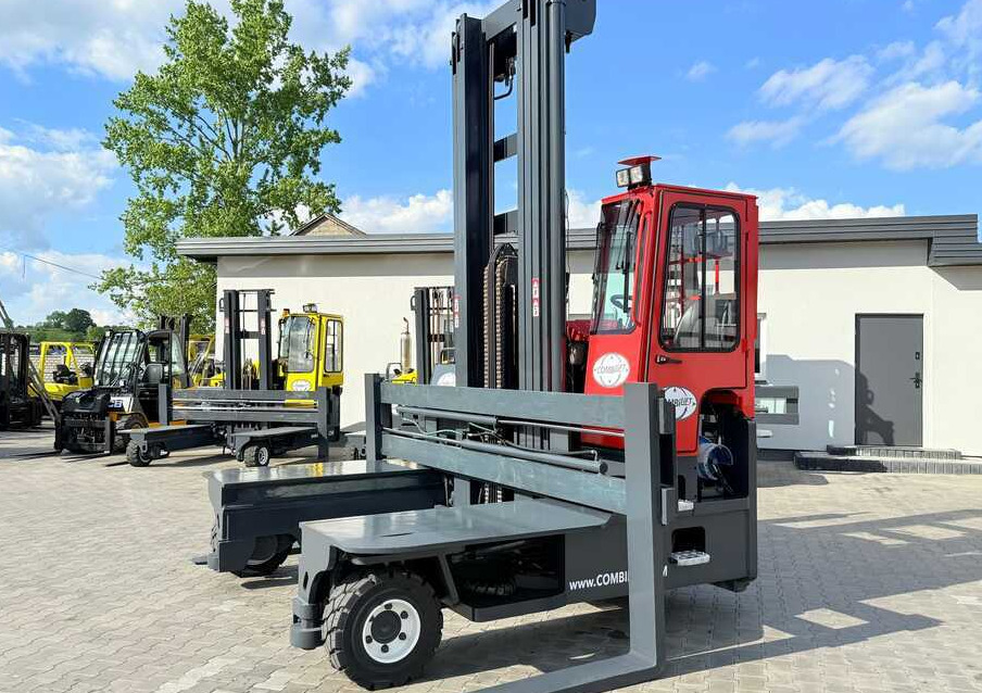 Combilift C8000 / GAS / TRIPLEX 8300 / WIDE FORK POSITIRONER / FREE-LIFT / A comprehensive range of four-way and side-loading forklifts. - 4-way reach truck: picture 2 Combilift C8000 / GAS / TRIPLEX 8300 / WIDE FORK POSITIRONER / FREE-LIFT / A comprehensive range of four-way and side-loading forklifts. - 4-way reach truck: picture 2