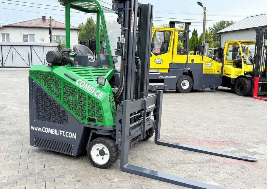 Combilift CB3000 / DIESEL / TRIPLEX 4900MM / FREE LIFT / SIDESHIFT / FORK POSITIONER / 1500MM FORKS / LIKE NEW - 4-way reach truck: picture 5 Combilift CB3000 / DIESEL / TRIPLEX 4900MM / FREE LIFT / SIDESHIFT / FORK POSITIONER / 1500MM FORKS / LIKE NEW - 4-way reach truck: picture 5