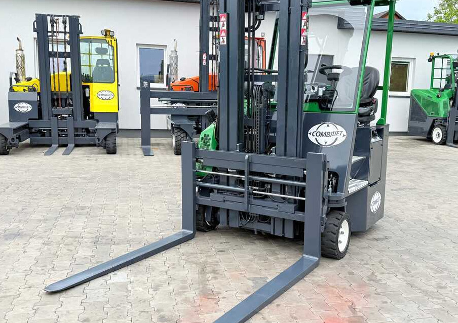 Combilift CB3000 / DIESEL / TRIPLEX 4900MM / FREE LIFT / SIDESHIFT / FORK POSITIONER / 1500MM FORKS / LIKE NEW - 4-way reach truck: picture 3 Combilift CB3000 / DIESEL / TRIPLEX 4900MM / FREE LIFT / SIDESHIFT / FORK POSITIONER / 1500MM FORKS / LIKE NEW - 4-way reach truck: picture 3