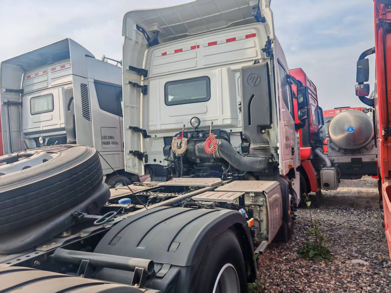 Auman 6×4 - Tipper semi-trailer: picture 4 Auman 6×4 - Tipper semi-trailer: picture 4