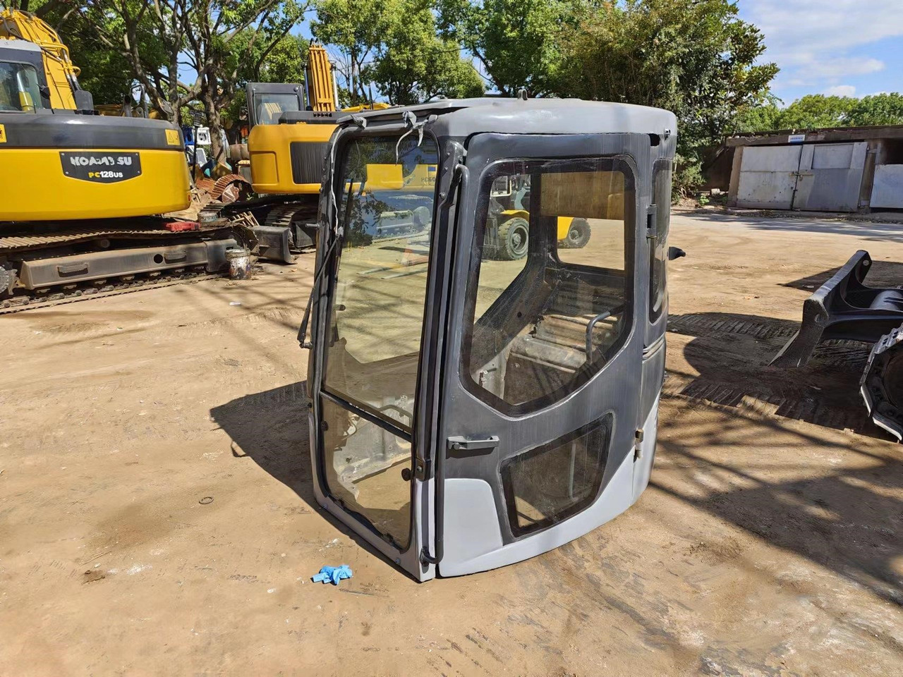KOMATSU PC78US-6 - Cab for Excavator: picture 1 KOMATSU PC78US-6 - Cab for Excavator: picture 1