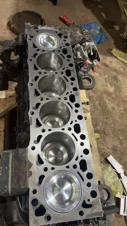 KOMATSU SAA6D107E-1 - Cylinder block for Excavator: picture 1 KOMATSU SAA6D107E-1 - Cylinder block for Excavator: picture 1