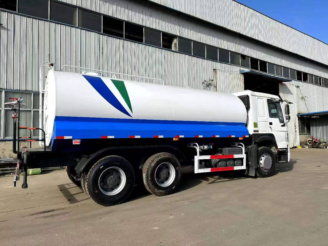 SINOTRUK 20 cubic meters tanker - Tanker truck: picture 5 SINOTRUK 20 cubic meters tanker - Tanker truck: picture 5