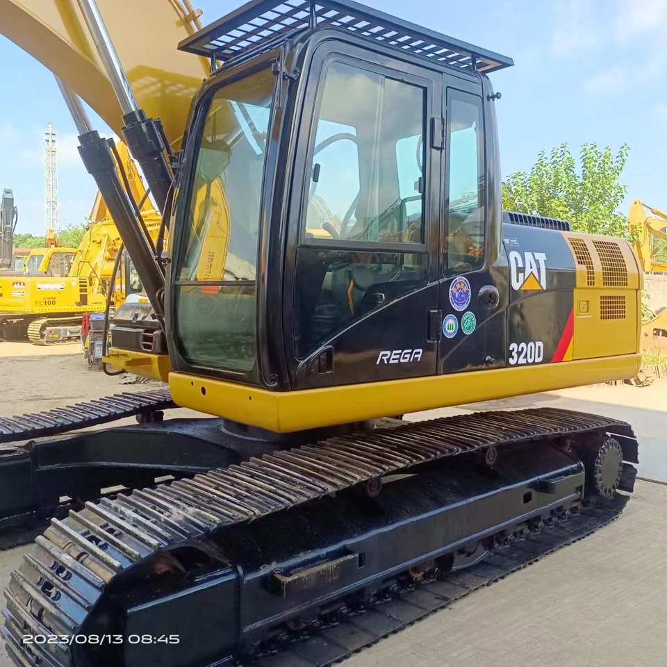 Crawler excavator CATERPILLAR 320D: picture 9