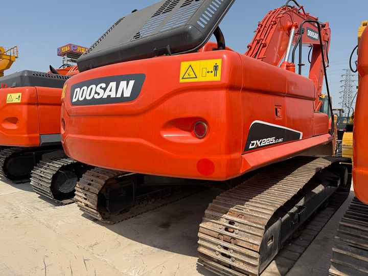 Heavy-Duty Doosan DX225LC-9C Excavator for Mining & Construction - Well-Maintained, Warranty Included - Crawler excavator: picture 4 Heavy-Duty Doosan DX225LC-9C Excavator for Mining & Construction - Well-Maintained, Warranty Included - Crawler excavator: picture 4