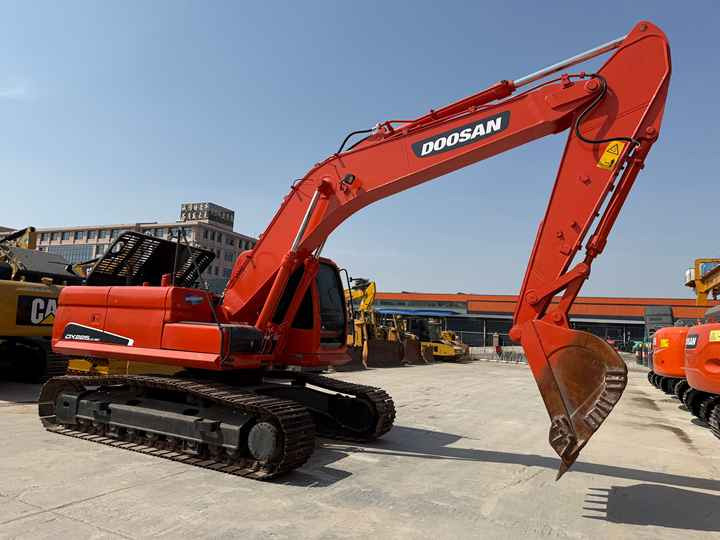 Heavy-Duty Doosan DX225LC-9C Excavator for Mining & Construction - Well-Maintained, Warranty Included - Crawler excavator: picture 2 Heavy-Duty Doosan DX225LC-9C Excavator for Mining & Construction - Well-Maintained, Warranty Included - Crawler excavator: picture 2