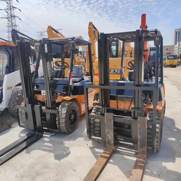 Secod Hand Japanese Brand Toyota 30 Forklift Mini 3 Ton Forklift with Good Performance and Less Working Time for Sale - Forklift: picture 2 Secod Hand Japanese Brand Toyota 30 Forklift Mini 3 Ton Forklift with Good Performance and Less Working Time for Sale - Forklift: picture 2
