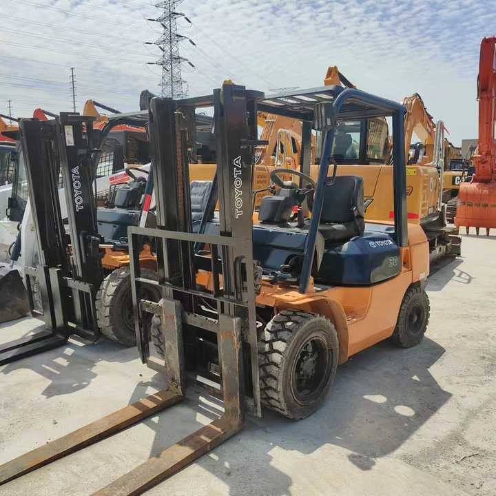 Secod Hand Japanese Brand Toyota 30 Forklift Mini 3 Ton Forklift with Good Performance and Less Working Time for Sale - Forklift: picture 4 Secod Hand Japanese Brand Toyota 30 Forklift Mini 3 Ton Forklift with Good Performance and Less Working Time for Sale - Forklift: picture 4