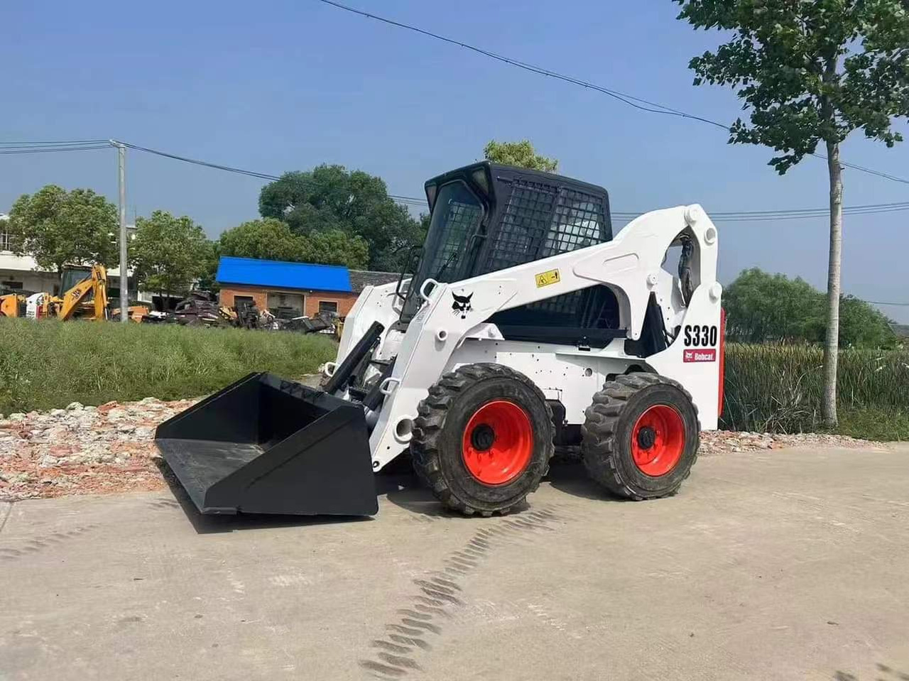 BOBCAT S330 - Skid steer loader: picture 1 BOBCAT S330 - Skid steer loader: picture 1