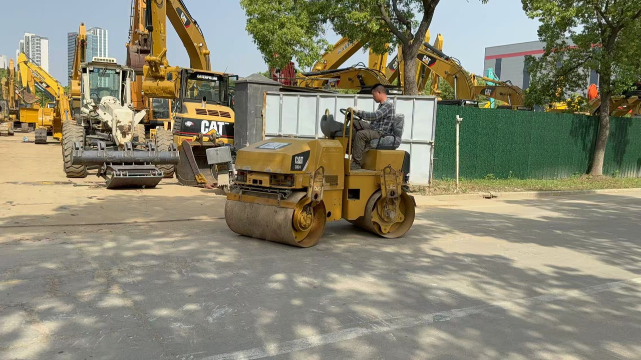 CATERPILLAR CB24B - Road roller: picture 3 CATERPILLAR CB24B - Road roller: picture 3