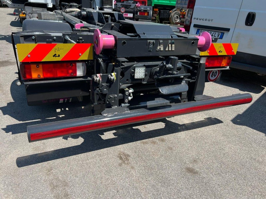 Hook lift truck IVECO EUROCARGO 120E28 CON SCARRABILE NUOVO: picture 19