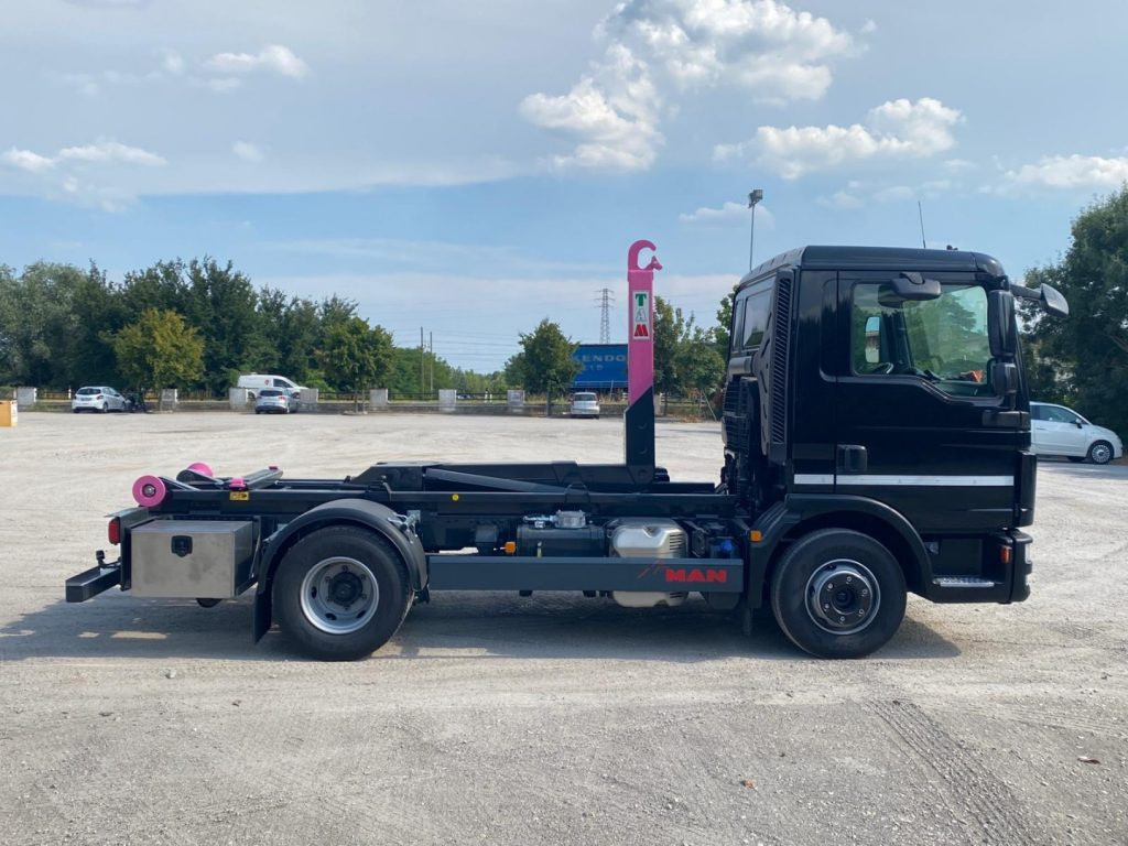 Hook lift truck MAN TGL 12.220 CON SCARRABILE NUOVO: picture 10