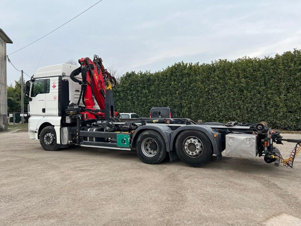 MAN TGX 26.480 SCARRABILE CON GRU - Hook lift truck: picture 4 MAN TGX 26.480 SCARRABILE CON GRU - Hook lift truck: picture 4