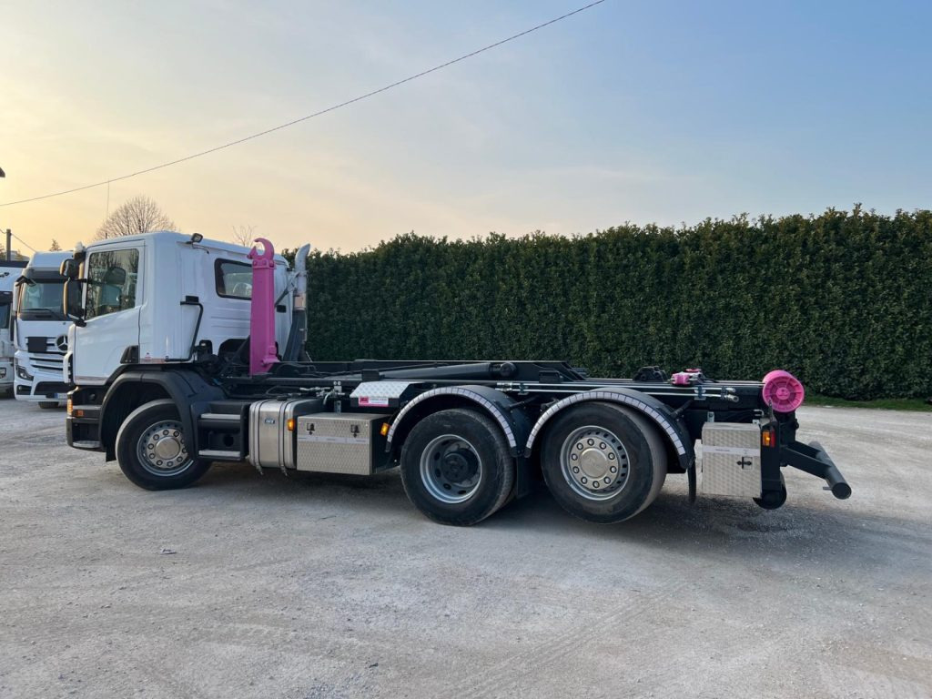 SCANIA P410 SCARRABILE CON RIDUTTORE AI MOZZI - Hook lift truck: picture 3 SCANIA P410 SCARRABILE CON RIDUTTORE AI MOZZI - Hook lift truck: picture 3