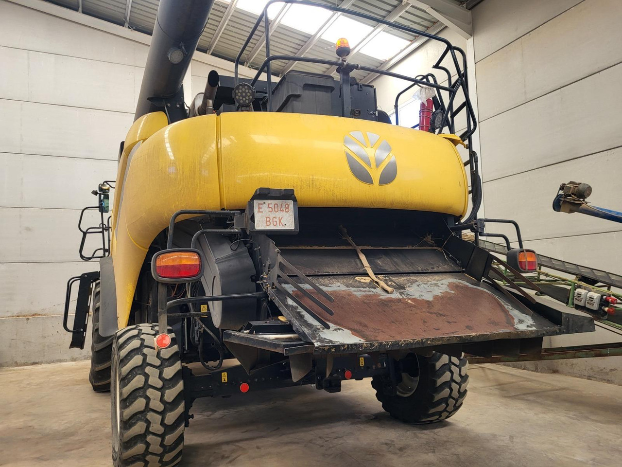 New Holland CR9080 - Harvester: picture 2 New Holland CR9080 - Harvester: picture 2