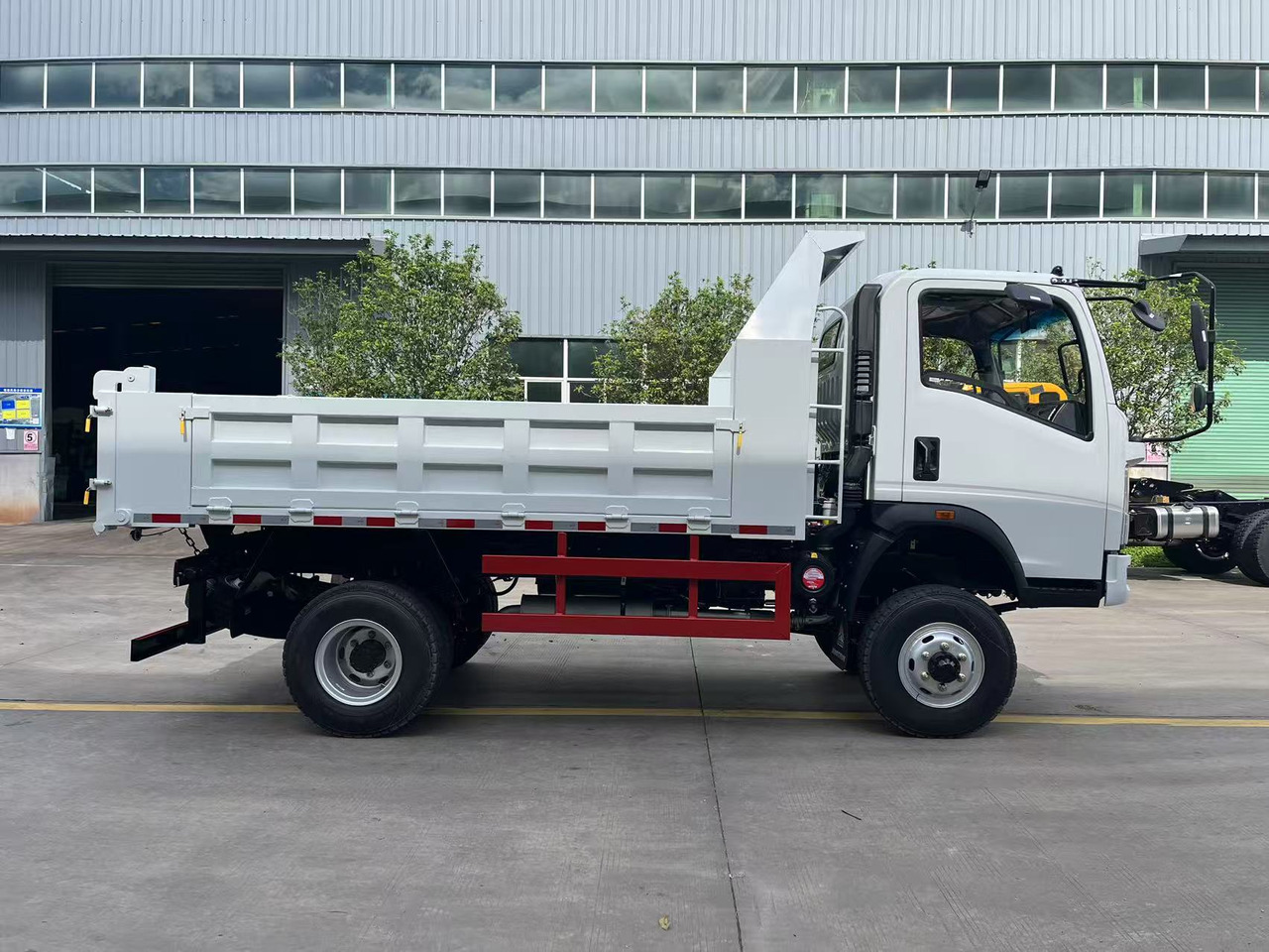 SINOTRUK HOWO 4x2 Dump Truck Click Here for Discount - Tipper: picture 4 SINOTRUK HOWO 4x2 Dump Truck Click Here for Discount - Tipper: picture 4