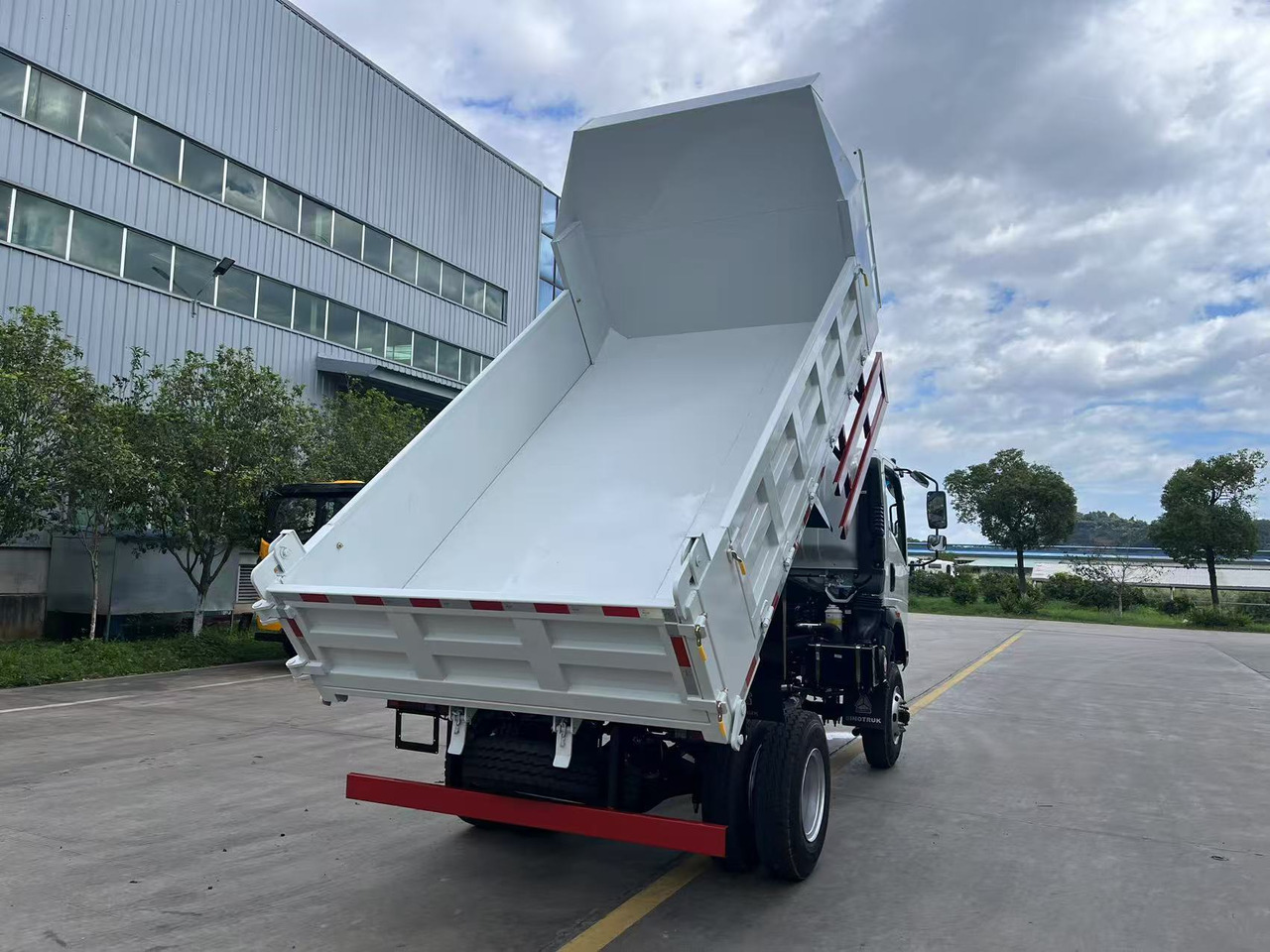 SINOTRUK HOWO 4x2 Dump Truck Click Here for Discount - Tipper: picture 5 SINOTRUK HOWO 4x2 Dump Truck Click Here for Discount - Tipper: picture 5