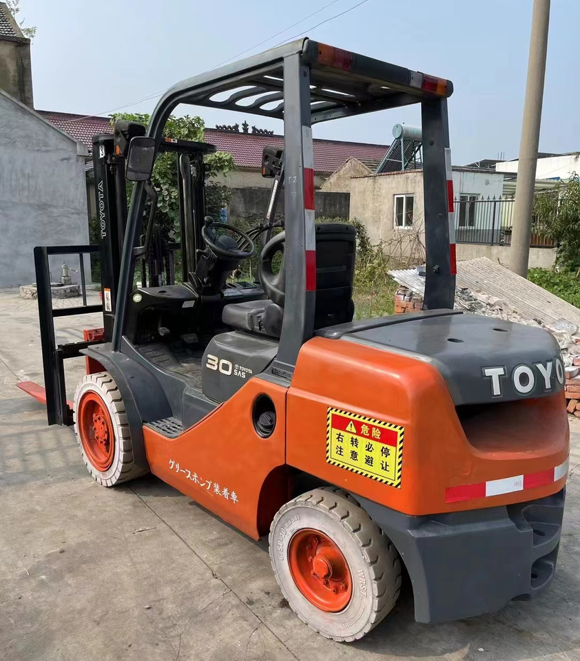 TOYOTA 3Ton Forklift Click for Discount - Diesel forklift: picture 3 TOYOTA 3Ton Forklift Click for Discount - Diesel forklift: picture 3