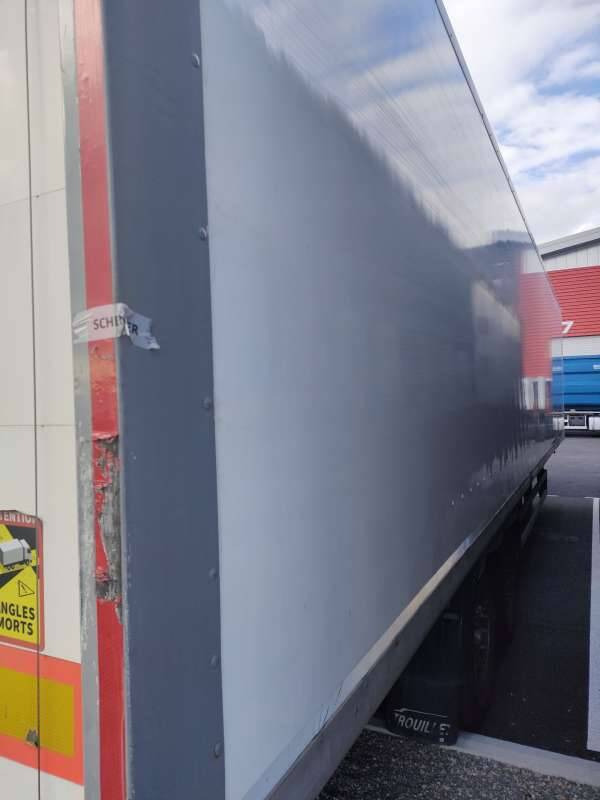 Semi-remorque 2 Essieux 27 TONNES PORTE RELEVANTE - Closed box semi-trailer: picture 3 Semi-remorque 2 Essieux 27 TONNES PORTE RELEVANTE - Closed box semi-trailer: picture 3