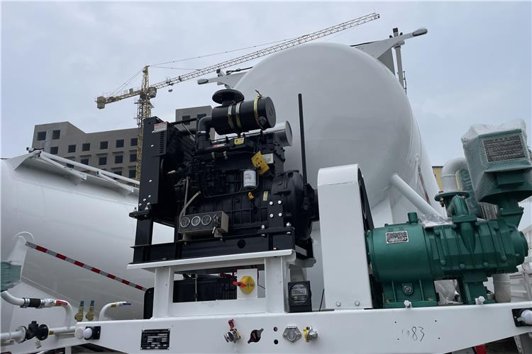 TITAN 3 Axle 30CBM Cement Tanker Trailer with Air Suspension In Saudi Arabia - Tanker semi-trailer: picture 2 TITAN 3 Axle 30CBM Cement Tanker Trailer with Air Suspension In Saudi Arabia - Tanker semi-trailer: picture 2