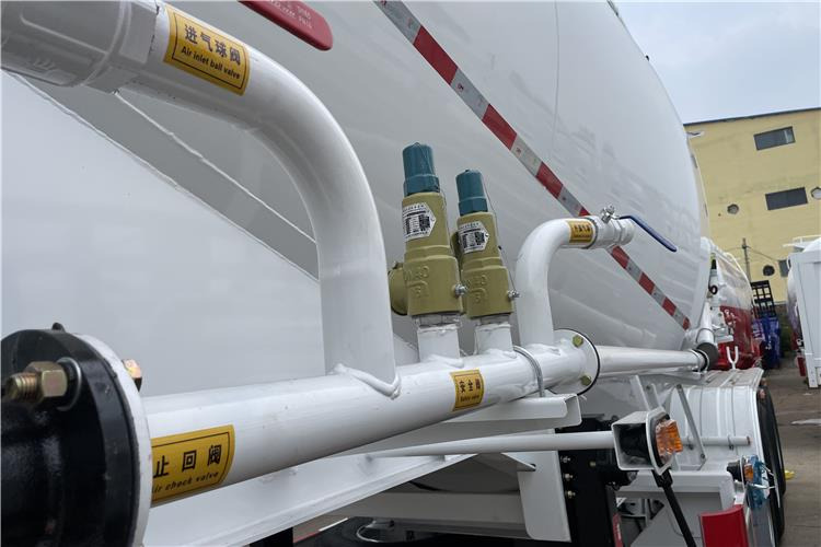 TITAN 3 Axle 30CBM Cement Tanker Trailer with Air Suspension In Saudi Arabia - Tanker semi-trailer: picture 4 TITAN 3 Axle 30CBM Cement Tanker Trailer with Air Suspension In Saudi Arabia - Tanker semi-trailer: picture 4