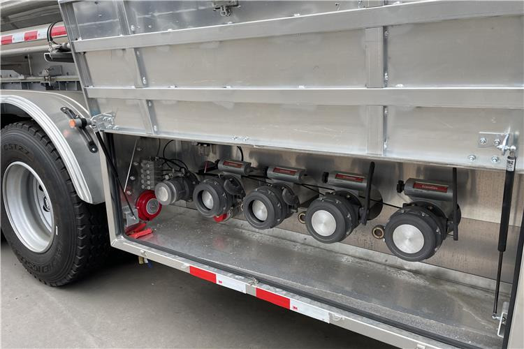 TITAN 3 Axle 45000 L Aluminum Fuel Tanker Trailer for Sale In Zimbabwe - Tanker semi-trailer: picture 4 TITAN 3 Axle 45000 L Aluminum Fuel Tanker Trailer for Sale In Zimbabwe - Tanker semi-trailer: picture 4