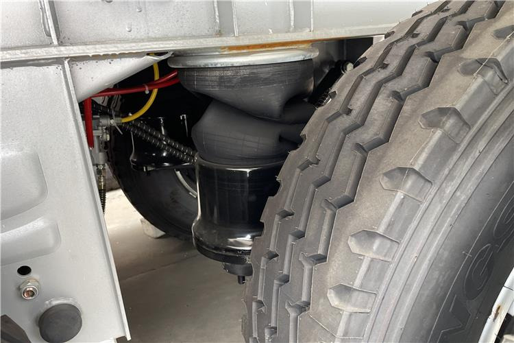 TITAN 3 Axle 45000 L Aluminum Fuel Tanker Trailer for Sale In Zimbabwe - Tanker semi-trailer: picture 5 TITAN 3 Axle 45000 L Aluminum Fuel Tanker Trailer for Sale In Zimbabwe - Tanker semi-trailer: picture 5