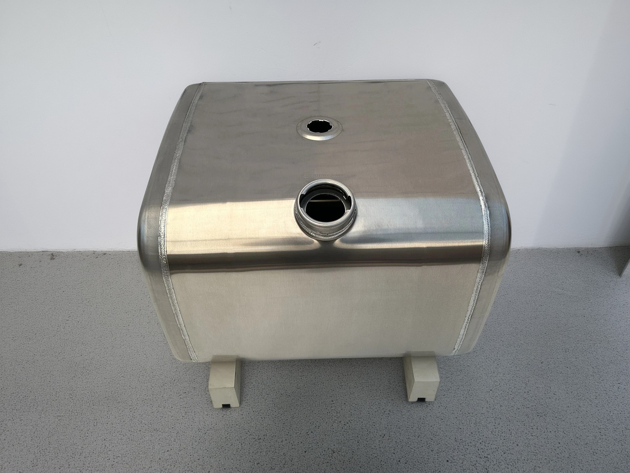 IVECO - Fuel tank: picture 1 IVECO - Fuel tank: picture 1