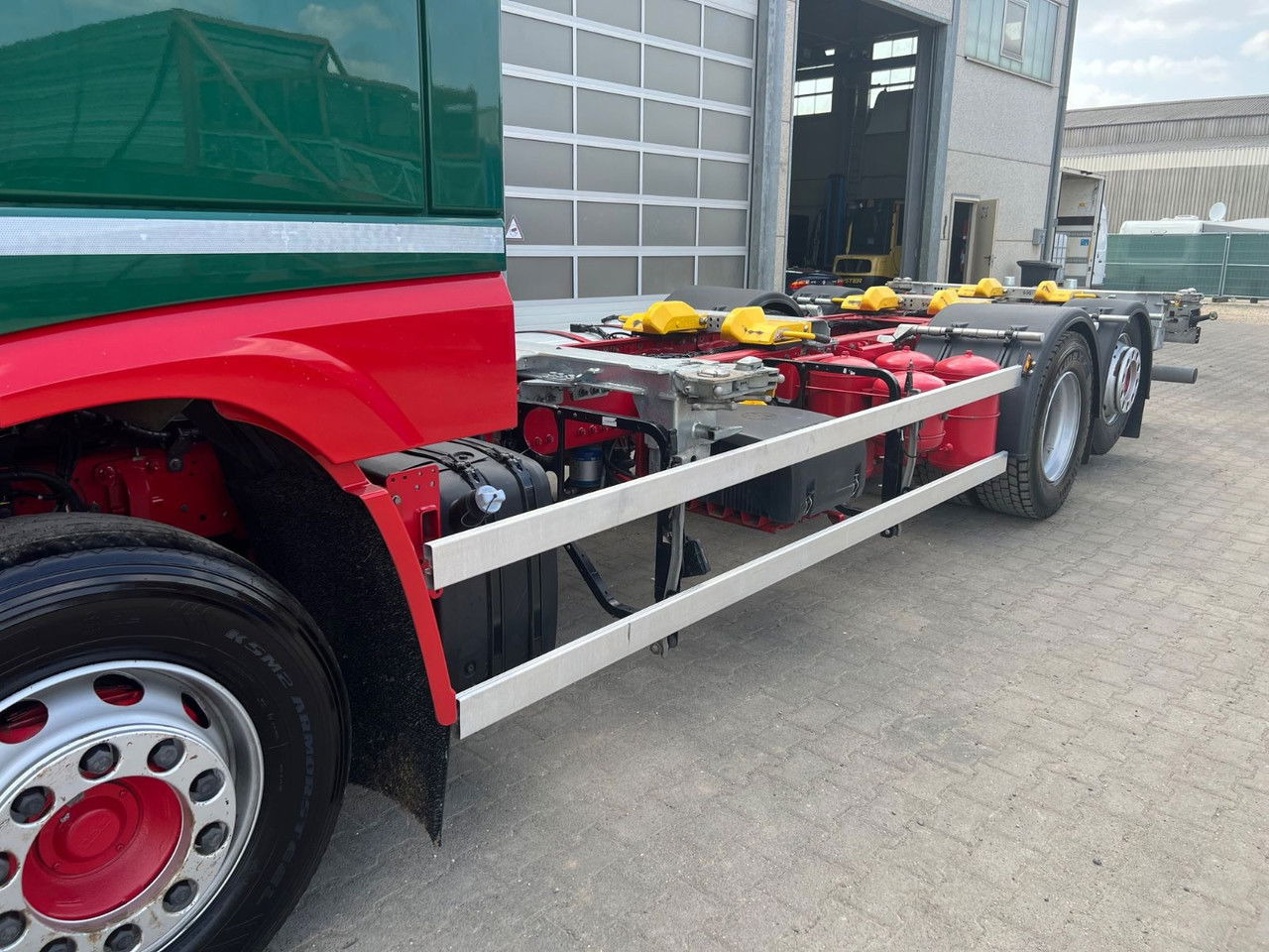 DAF XF 480 FAN SSC BDF C715/745 + Intarder + 2x Tank - Container transporter/ Swap body truck: picture 2 DAF XF 480 FAN SSC BDF C715/745 + Intarder + 2x Tank - Container transporter/ Swap body truck: picture 2