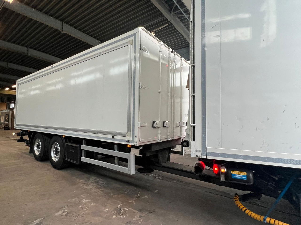 Mercedes-Benz Actros 2543 Komplettzug Voll-Luft - Lange Koffer - Box truck: picture 3 Mercedes-Benz Actros 2543 Komplettzug Voll-Luft - Lange Koffer - Box truck: picture 3