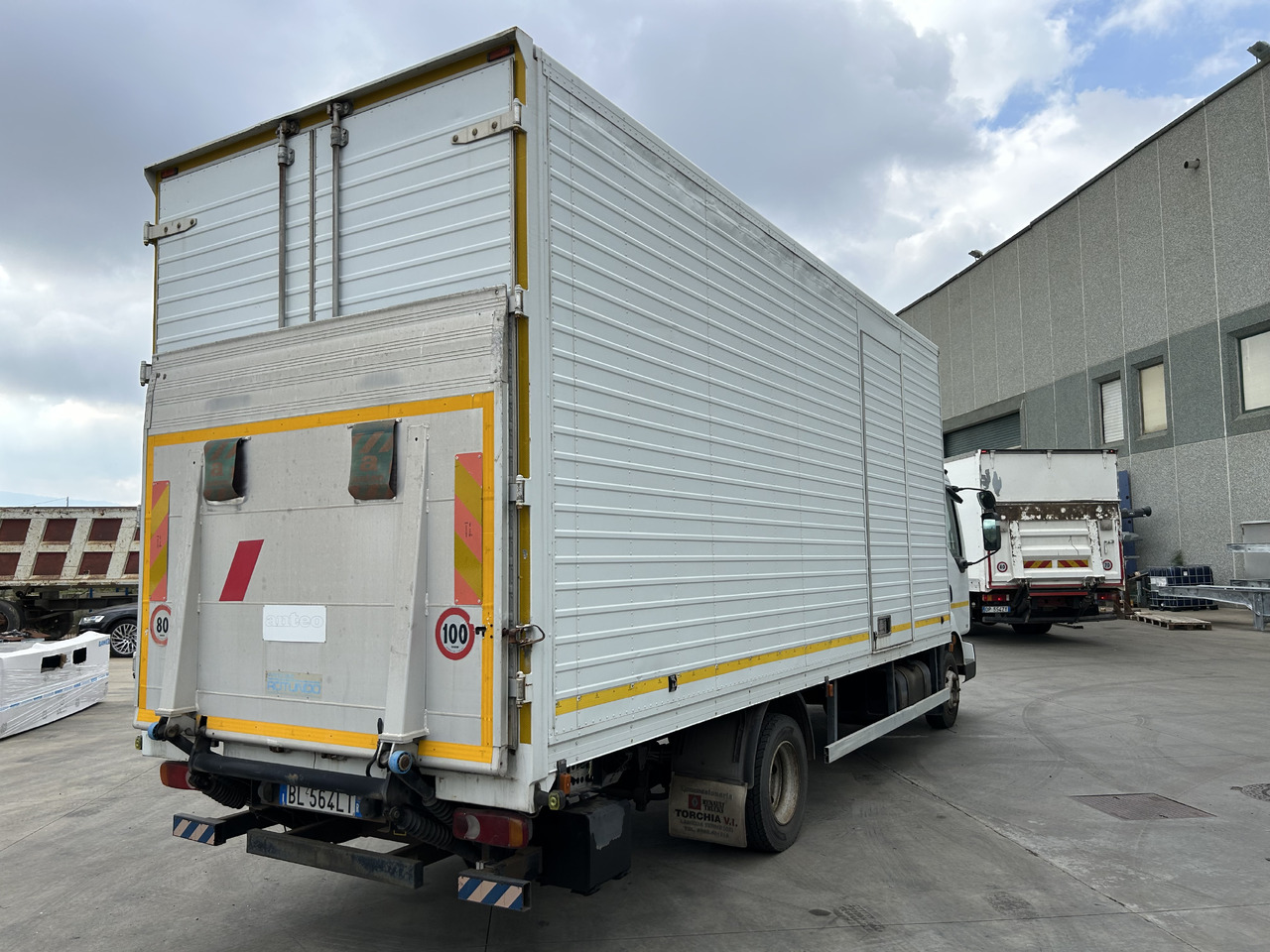 RENAULT Midlum 180 con furgonatarura e sponda - Box truck: picture 3 RENAULT Midlum 180 con furgonatarura e sponda - Box truck: picture 3