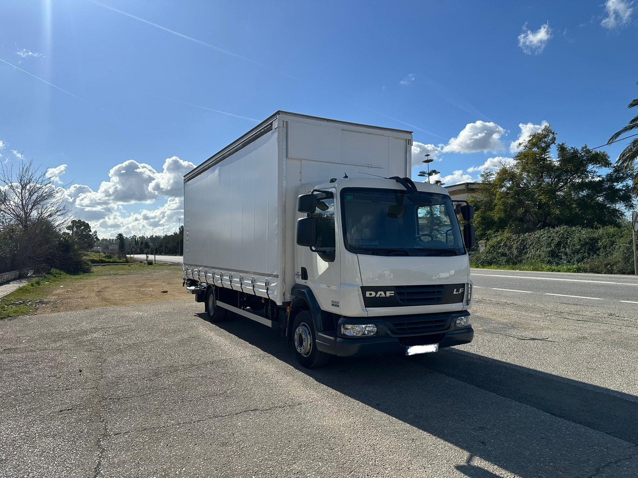 DAF LF 45.250 - Curtain side truck: picture 2 DAF LF 45.250 - Curtain side truck: picture 2