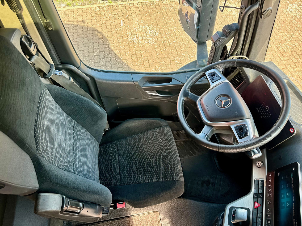 Hook lift truck for transportation of containers MERCEDES-BENZ Arocs 3553 4 Achsen Tridem: picture 12 Hook lift truck for transportation of containers MERCEDES-BENZ Arocs 3553 4 Achsen Tridem: picture 12