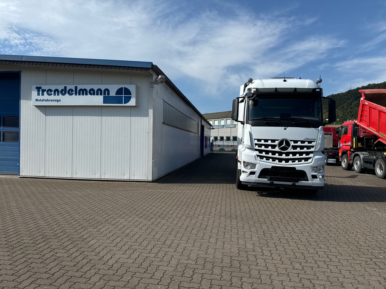 Hook lift truck for transportation of containers MERCEDES-BENZ Arocs 3553 4 Achsen Tridem: picture 14 Hook lift truck for transportation of containers MERCEDES-BENZ Arocs 3553 4 Achsen Tridem: picture 14