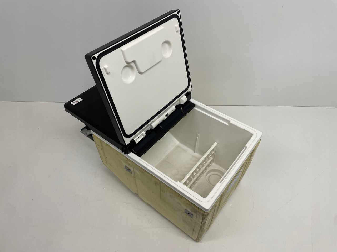 LODÓWKA CHŁODZIARKA MAN TGS TGL TGM 3 TGS3 EURO 6 81639106400 - Cab and interior for Truck: picture 2 LODÓWKA CHŁODZIARKA MAN TGS TGL TGM 3 TGS3 EURO 6 81639106400 - Cab and interior for Truck: picture 2