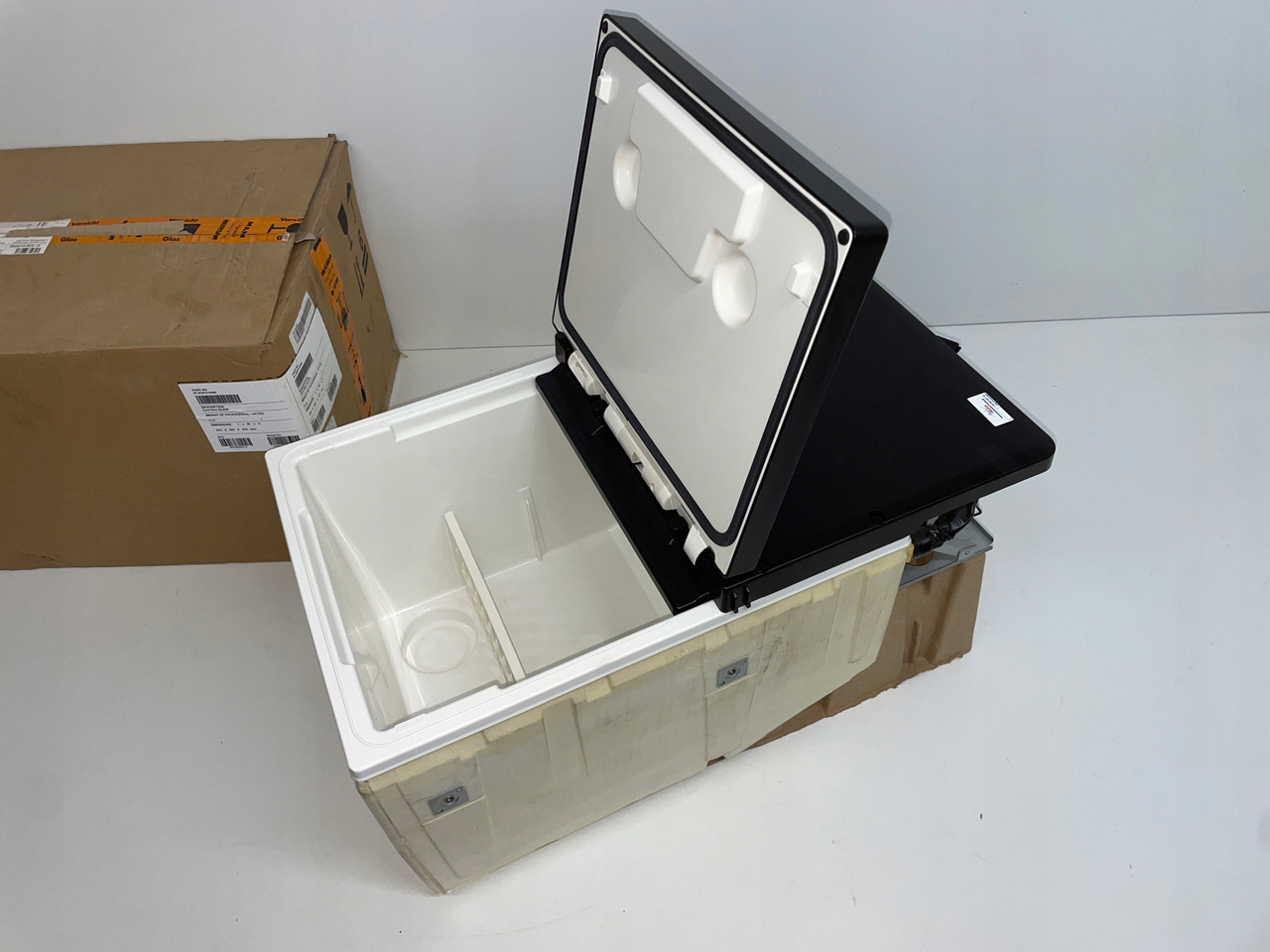 LODÓWKA CHŁODZIARKA MAN TGS TGL TGM 3 TGS3 EURO 6 81639106400 - Cab and interior for Truck: picture 3 LODÓWKA CHŁODZIARKA MAN TGS TGL TGM 3 TGS3 EURO 6 81639106400 - Cab and interior for Truck: picture 3