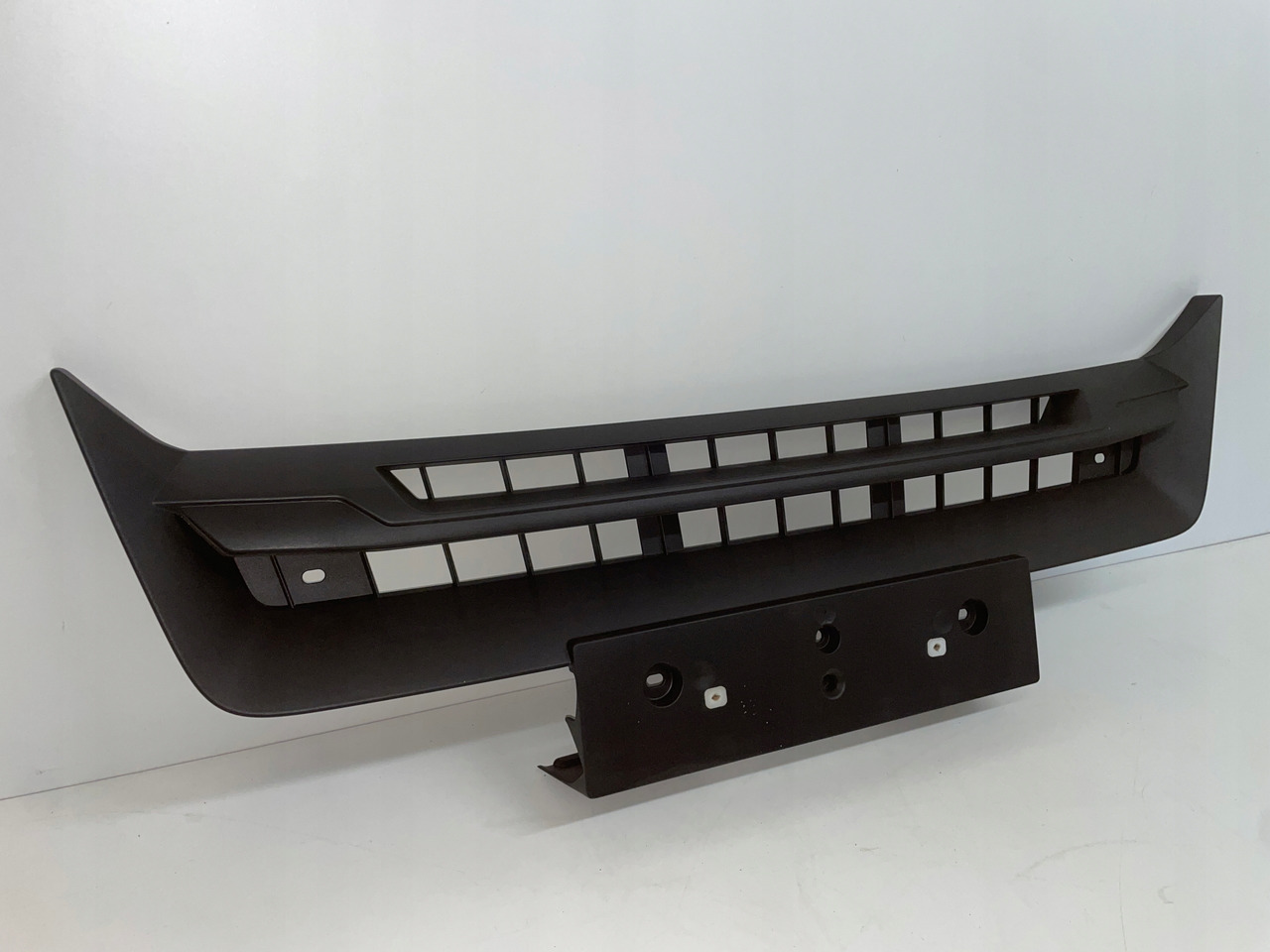 ŚRODKOWY GRILL CHROM ZDERZAKA MAN TGS TG3 TGS 3 ATRAPA 81416146086 - Footstep: picture 2 ŚRODKOWY GRILL CHROM ZDERZAKA MAN TGS TG3 TGS 3 ATRAPA 81416146086 - Footstep: picture 2