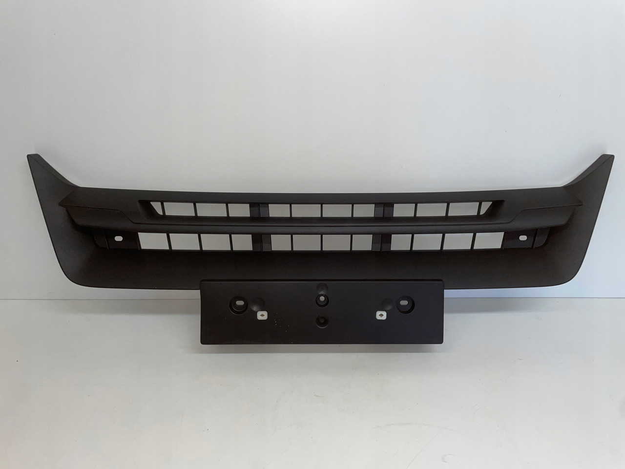 ŚRODKOWY GRILL CHROM ZDERZAKA MAN TGS TG3 TGS 3 ATRAPA 81416146086 - Footstep: picture 1 ŚRODKOWY GRILL CHROM ZDERZAKA MAN TGS TG3 TGS 3 ATRAPA 81416146086 - Footstep: picture 1