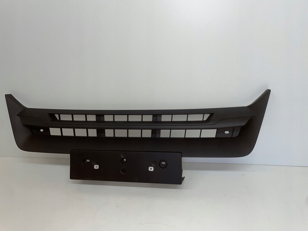 ŚRODKOWY GRILL CHROM ZDERZAKA MAN TGS TG3 TGS 3 ATRAPA 81416146086 - Footstep: picture 3 ŚRODKOWY GRILL CHROM ZDERZAKA MAN TGS TG3 TGS 3 ATRAPA 81416146086 - Footstep: picture 3