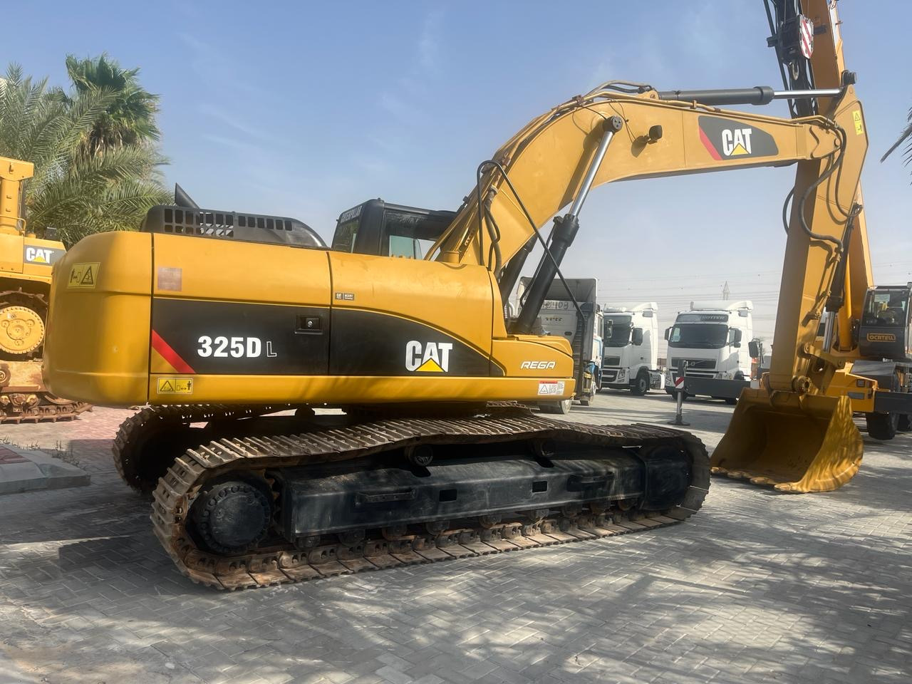 CATERPILLAR 325DL - Crawler excavator: picture 1 CATERPILLAR 325DL - Crawler excavator: picture 1