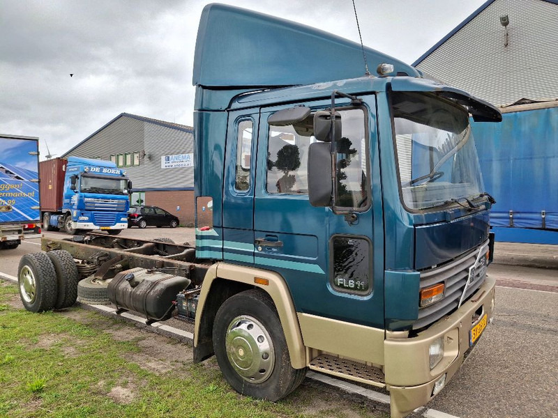 Cab chassis truck Volvo FL611: picture 8
