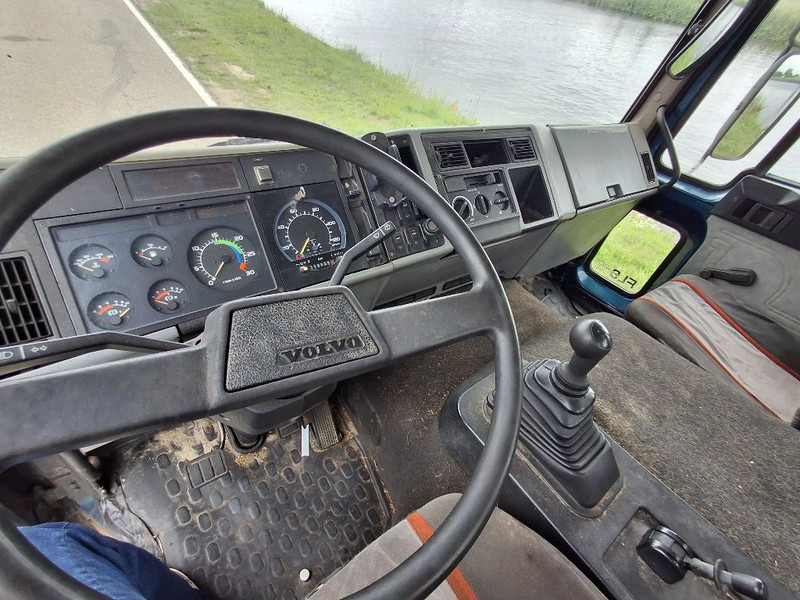 Cab chassis truck Volvo FL611: picture 13