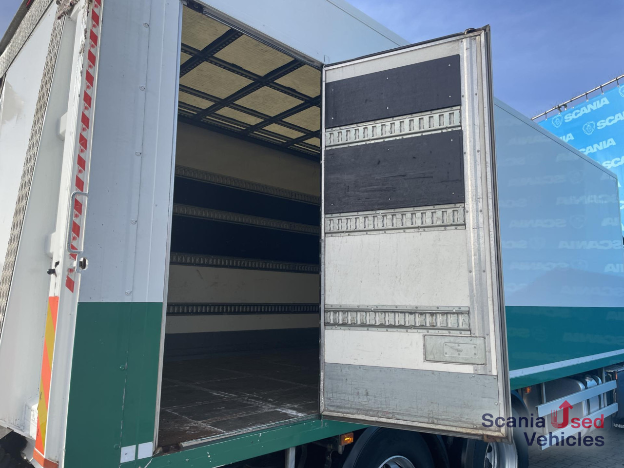 SCANIA P 320 DB6x2*4MNB RETARDER FULL AIR 8T TAIL LIFT 2T - Box truck: picture 2 SCANIA P 320 DB6x2*4MNB RETARDER FULL AIR 8T TAIL LIFT 2T - Box truck: picture 2