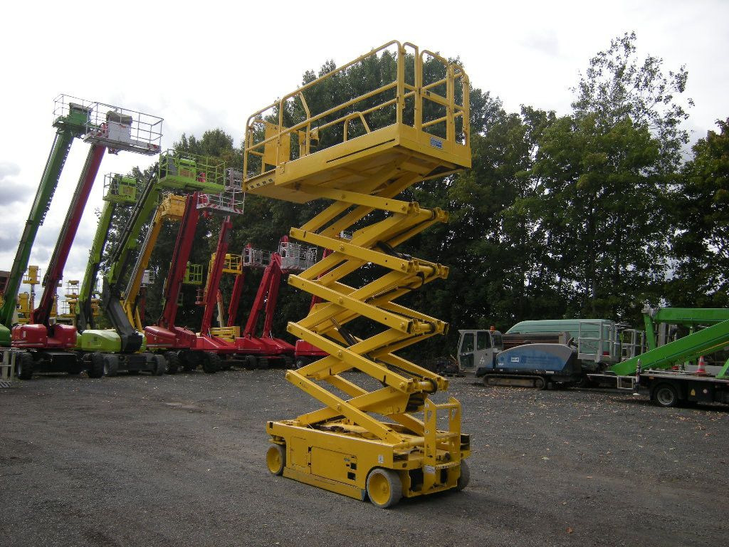 JLG 3246, Scherenarbeitsbühne, 11,9 m - Truck with aerial platform: picture 2 JLG 3246, Scherenarbeitsbühne, 11,9 m - Truck with aerial platform: picture 2